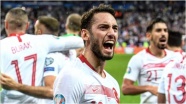 Milli futbolcu Çalhanoğlu&#039;ndan &#039;Virüse pas yok, evde kalıyoruz&#039; mesajı