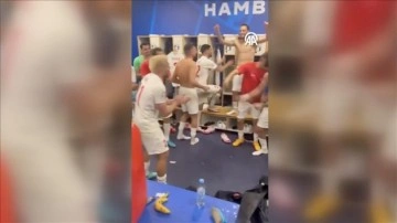 Milli futbolcular, Çekya galibiyetini soyunma odasında oynayarak kutladı