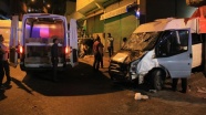 Minibüs sokakta oturanlara çarptı: 3 ölü 7 yaralı