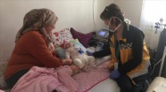 Minik elleriyle hayata tutunan epilepsi hastası Asel bebeğe evde muayene
