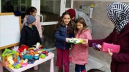 Minik Zeynep yetimler için oyuncaklarını sattı