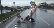 Motosiklet trafik uyarı levhasına çarptı