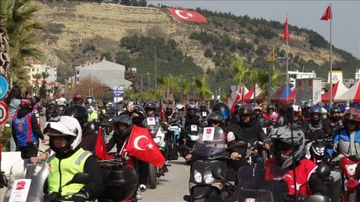 Motosiklet tutkunları Gelibolu Yarımadası'nda şehitlere saygı için buluştu