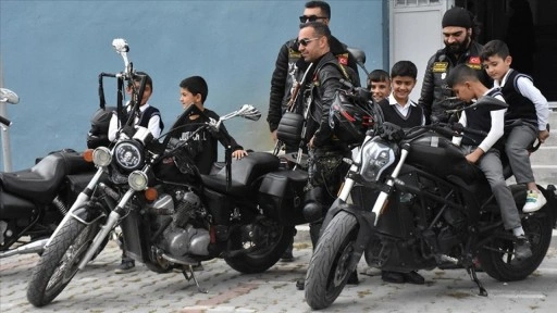 Motosikletleriyle çocuklara "mutluluk taşıdılar"