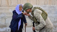 MSB, Mehmetçiğin Rasulayn'daki yaşlı kadının elini öptüğü anın fotoğrafını paylaştı