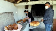 Muhtar dışarı çıkamayanlar için köy fırınında ekmek pişiriyor