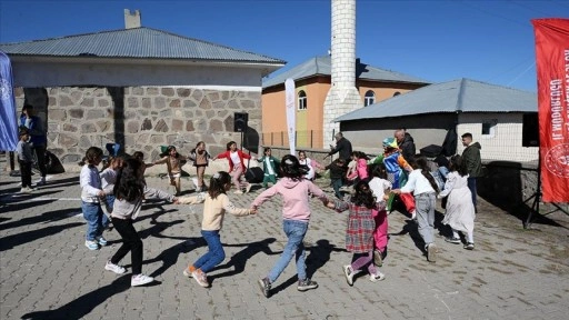 Muş'ta gençler "mutluluk" yolculuğuyla 11 bin 650 çocuğa ulaştı