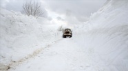 Muş'ta 'kar kaplanları' 4 metre karla kaplı köy yollarını açmaya çalışıyor