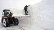 Muş&#039;ta “kar kaplanları“ yolları açmak için metrelerce karla mücadele ediyor