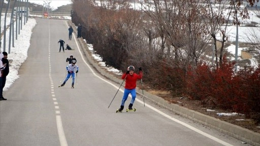 Muş'ta yeterli miktarda kar yağmayınca kayaklı koşu sporcuları asfaltta yarıştı