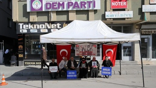 Muşlu aileler DEM Parti binası önündeki "evlat nöbeti"ne devam etti