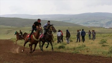 Muş'ta geleneksel köyler arası at yarışı etkinliği düzenlendi