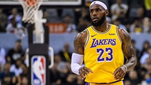 NBA'de Lakers, LeBron James'in "triple-double" performansıyla kazandı