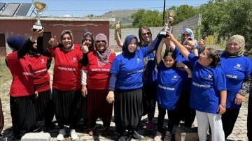 Nevşehir'de köylü kadınlar kurdukları yarış parkurunda eğleniyor