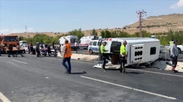 Nevşehir'de minibüs ile otomobilin çarpıştığı kazada 13 kişi yaralandı