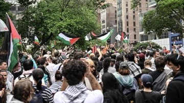 New York Şehir Üniversitesi öğrencileri mezuniyetlerinde Filistin'e destek gösterisi düzenledi