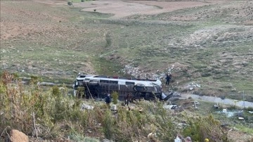 Niğde'de otobüs devrildi; 2 kişi öldü, 42 kişi yaralandı