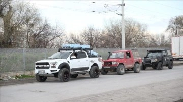 Offroad tutkunları depremzedeler için engebeleri aşıyor