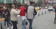 Öfkeli baba evden kaçan oğlunu Taksim’de bulunca dehşet saçtı