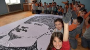 Öğrenci ve öğretmenlerden el iziyle Atatürk portresi