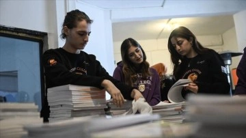 Öğrenciler, depremzede arkadaşları için "kitap deposu" kurdu