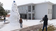 Öğrenciler dev kardan adam yaptı