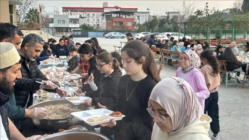 Öğrenciler ramazanın maneviyatını okul bahçesindeki iftar sofrasıyla öğreniyor