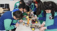 Öğrenciler yaptıkları robotların malzemelerini de üretiyor