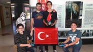 Öğrencilerden 15 Temmuz için ay yıldız çizen robot