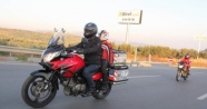 Öğretmen çift motosikletle 60 kilometre yol kat ederek okula gidiyor