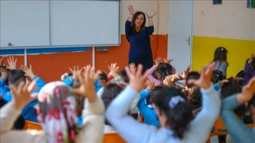 Öğretmenden engelli veli için mahallelilere işaret dili eğitimi