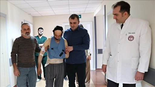 Omurgası kırılan 75 yaşındaki hasta spinal robotik cerrahiyle sağlığına kavuştu