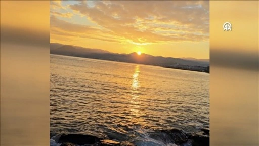 Ordu'da gün doğumunda bulutlara ay yıldız silüeti yansıdı