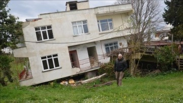 Ordu'da heyelan nedeniyle bir bina yan yattı