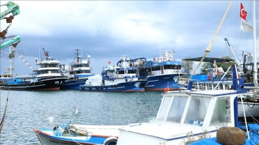 Ordu'da olumsuz hava şartları sebebiyle balıkçı tekneleri limanlara sığındı