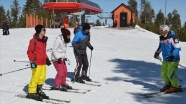 "Orhan dede" turistlere kayak öğretiyor