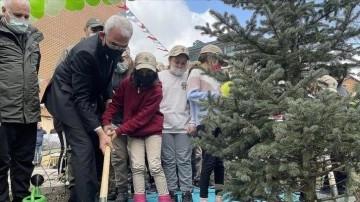 Orman Genel Müdürü Bekir Karacabey öğrencilerle fidan dikti