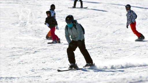 Orman içinde kristal karıyla Sarıkamış Kayak Merkezi sömestir tatiline hazır