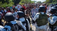 Orta Amerikalı göçmenler Meksikalı güvenlik güçleriyle çatıştı