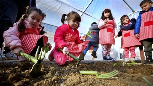 Osmaniye'deki anaokulunda her sınıfın bir sebze bahçesi ve bakımını üstlendiği hayvanı var