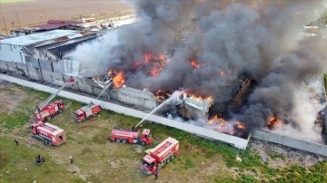 Osmaniye'de geri dönüşüm fabrikasında çıkan yangına müdahale ediliyor