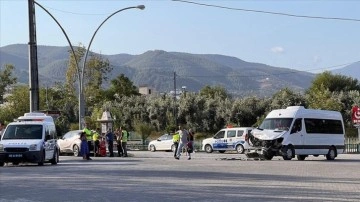 Osmaniye'de otomobille çarpışan okul servisindeki 8 öğrenci yaralandı