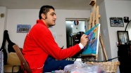 Otistik ressam sergi gelirlerini öğrencilere harcıyor