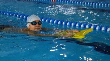 Otizmli 12 yaşındaki Poyraz Yavuz yüzmeyle sosyalleşiyor