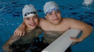 Otizmli ikizler yüzmeyle hayata tutundu
