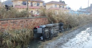 Otomobil su kanalına düştü: 3 yaralı