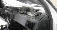 Otomobilde unutulan cep telefonu sıcaktan patlayarak aracı yaktı