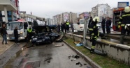 Otomobili delip içeri giren demir bariyer, sürücünün karnına saplandı