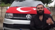 Otoyoldaki Türk bayrağını hayatını riske atarak yerden kaldırdı
