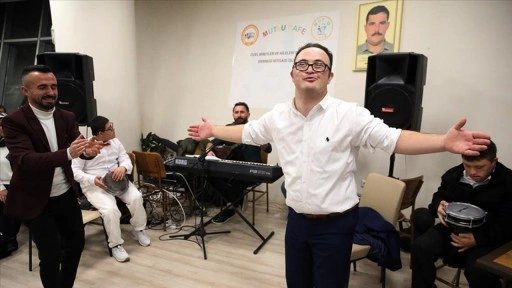 Özel bireyler kutlamalarını "Mutlu Kafe"de yapıyor